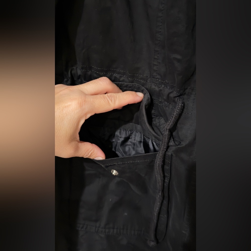 Hollister women’s black color jacket size med has a hoodie - Picture 12 of 16